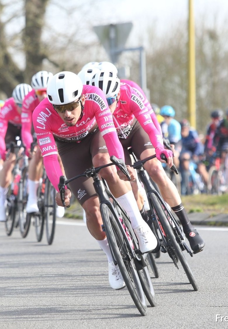 Mathieu en tête d'un groupe de coureurs en maillot rose de Mayenne