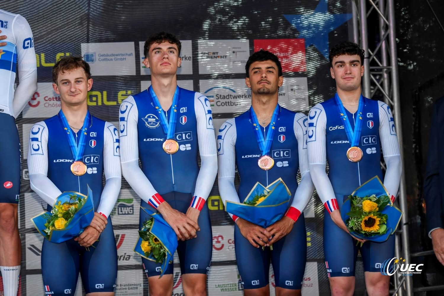 Mathieu et l'équipe de France sur le podium, médaille de bronze autour du cou