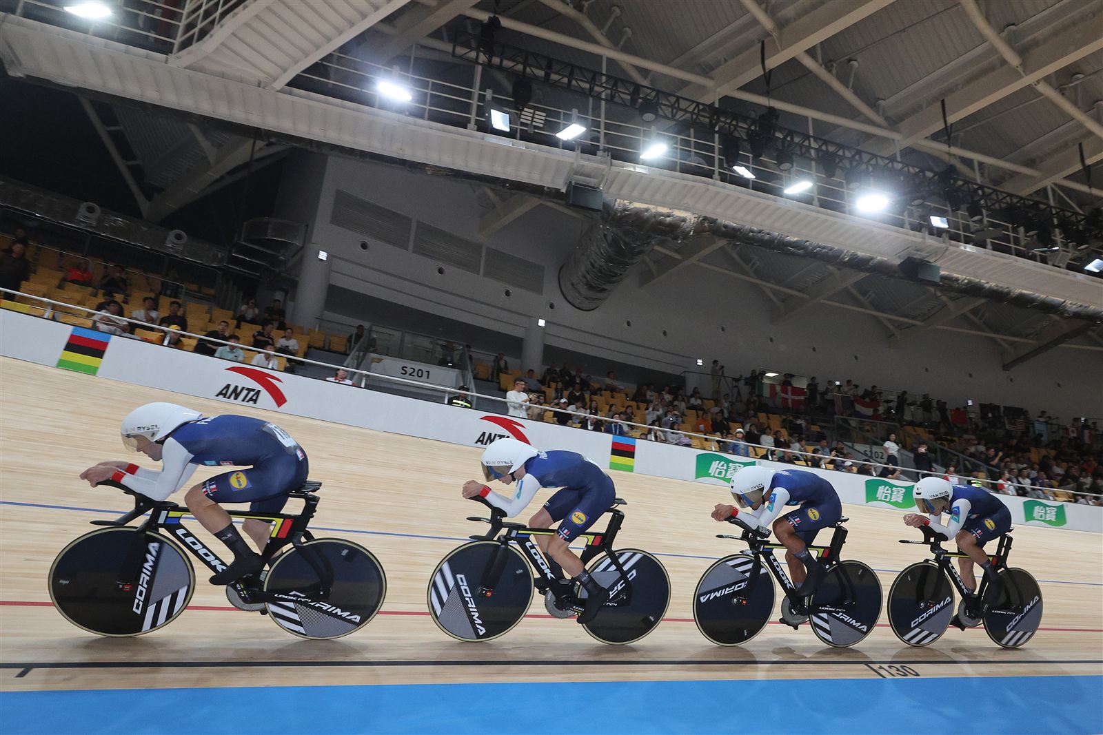 L'équipe de France de poursuite lancée dans un grand vélodrome international